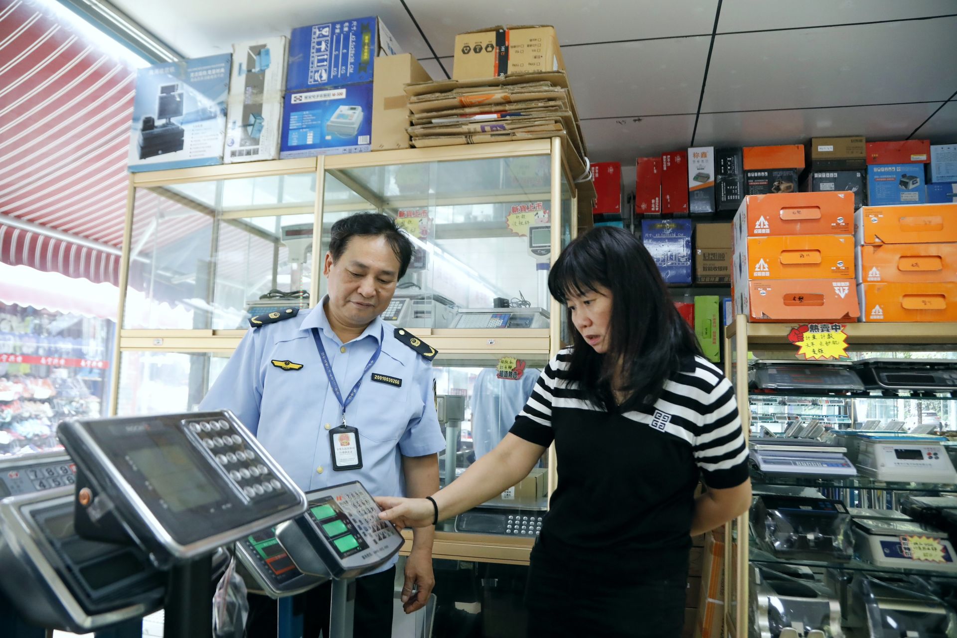 南寧市市場監(jiān)管局開展電子產(chǎn)品銷售領(lǐng)域電子計(jì)價秤突擊檢查，筑牢市場誠信防線